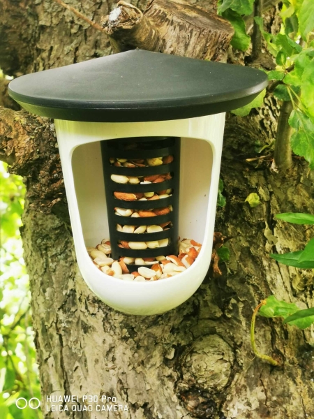 1Stk Hallo Multi FeedR - hat Platz für alle Arten von Vogelfutter, von Talgbällchen und Erdnüssen bis zu Pellets und Sonnenblumenkernen.